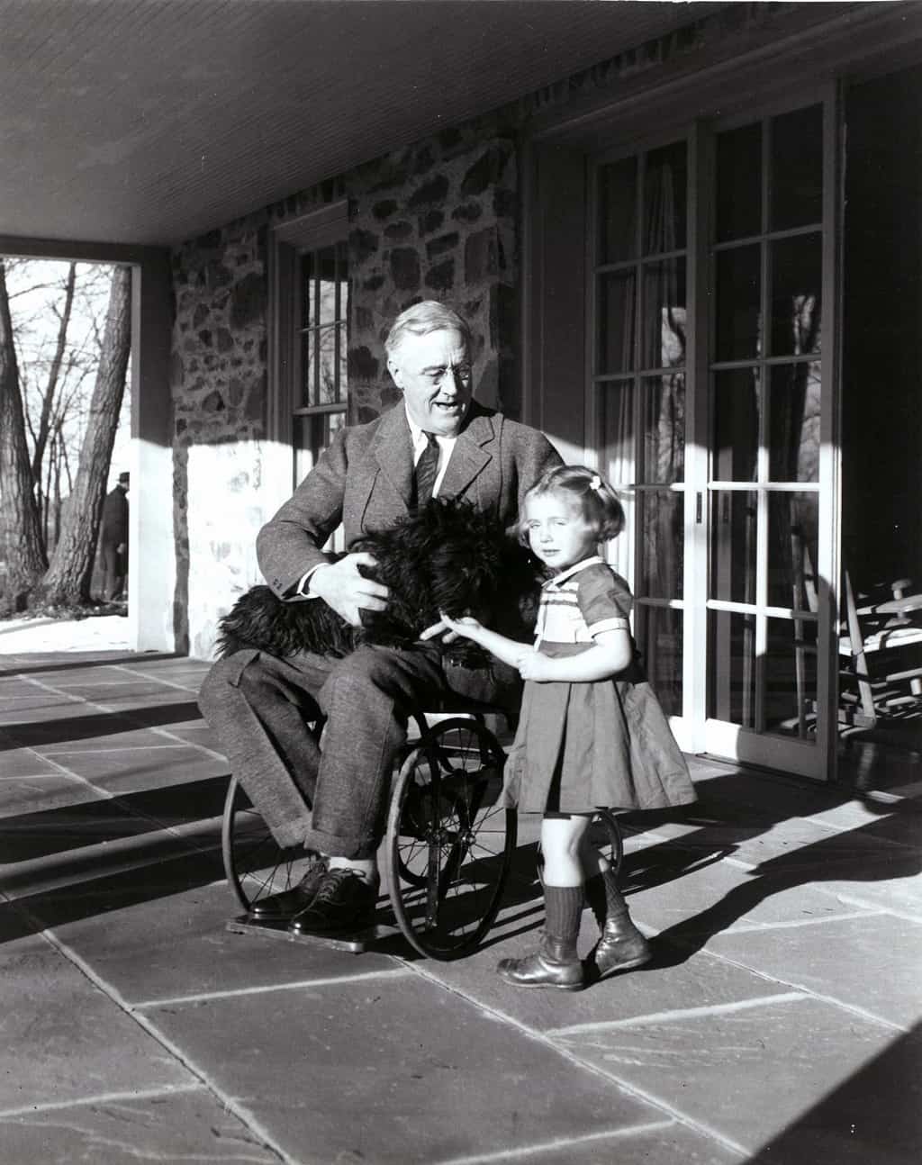 الرئيس (روزفلت) على كرسي متحرك