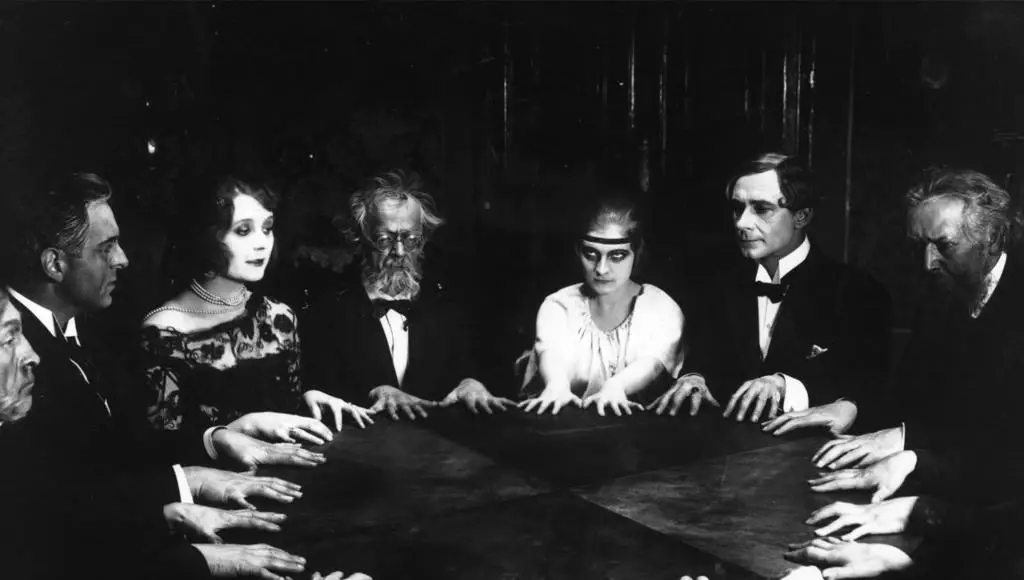 صورة لمجموعة من الأشخاص تحاول التواصل مع الموتى.