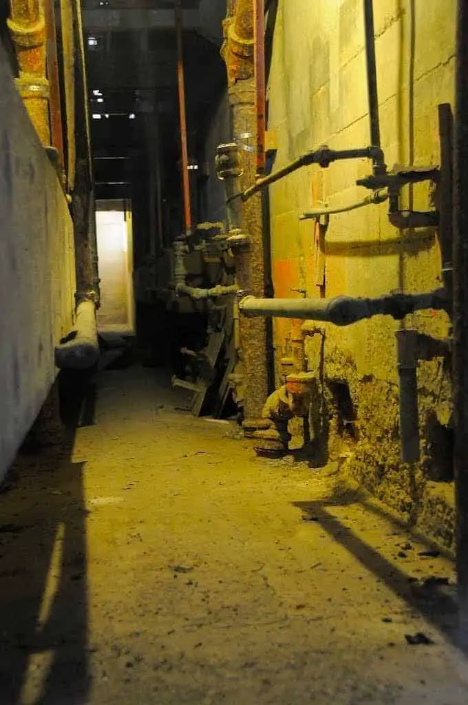 داخل جدران ألكاتراز حيث أدى السجناء الفارون معظم عملهم.