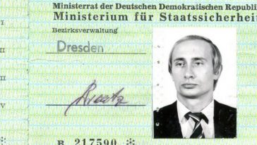 بطاقة هوية قديمة لبوتين عندما كان عميلا لدى الـ(كاي جي بي) في ألمانيا الشرقية