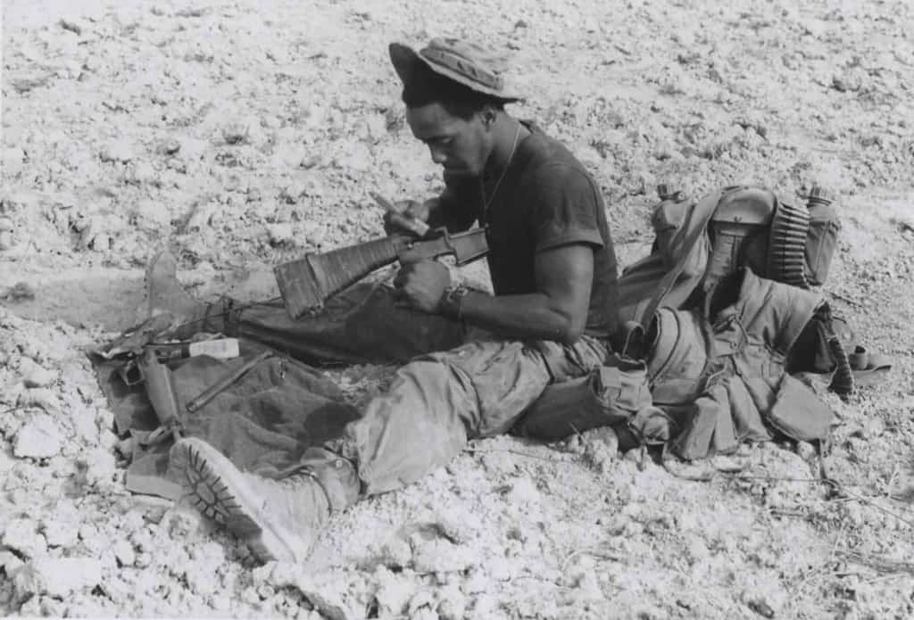 جندي من مشاة البحرية الأمريكية يقوم بتنظيف بندقية إم 16 في فيتنام. ويكيميديا