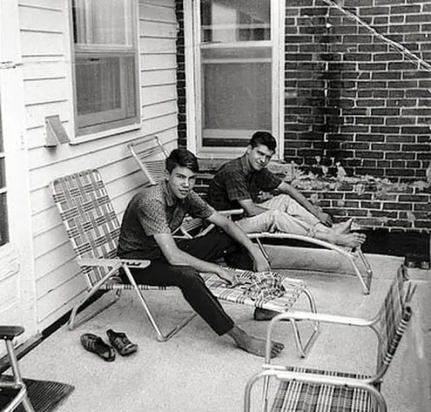 (ديفيد) و(تيد كازينسكي) يجلسان في الحديقة - ديفيد (إلى اليسار) و(تيد كازينسكي) عام 1967.