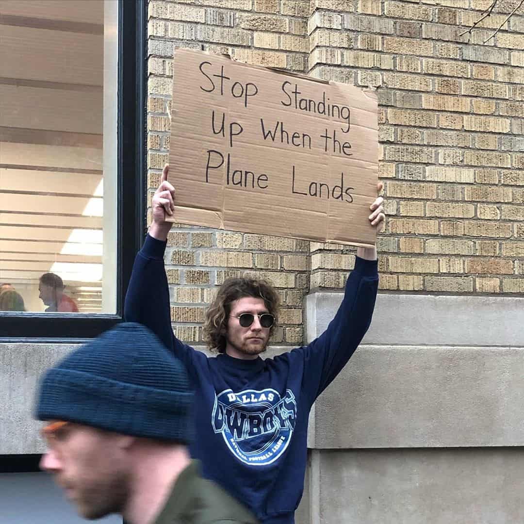 الشاب مع اللافتات