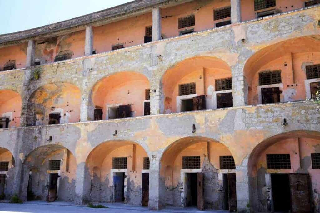 9- سجن جزيرة (سانتو ستيفانو) في (لاتزيو) بإيطاليا: