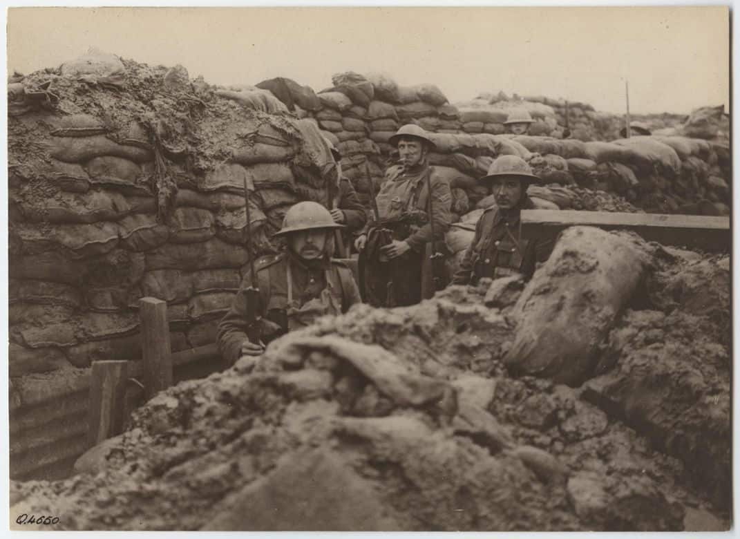 جنود بريطانيون في الخنادق