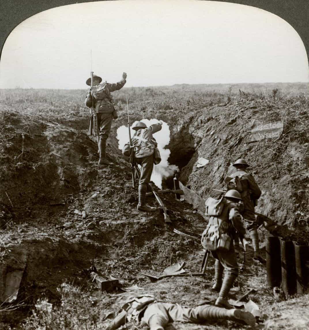 جنود بريطانيون يهاجمون خط (هيندنبورغ)