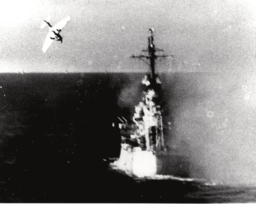 هجوم كاميكازي على سفينة حربية أمريكية في المحيط الهادي سنة 1944.