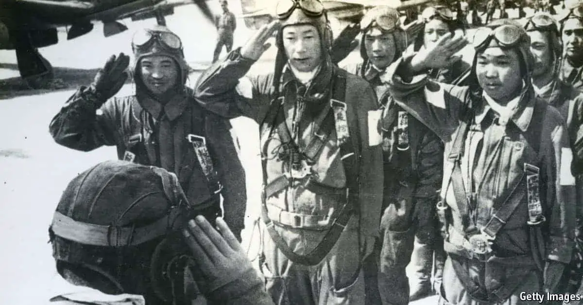 طيارون يابانيون يؤدون التحية العسكرية قبيل الشروع في هجماتهم الانتحارية في قاعدة (تشيران) العسكرية في أبريل 1945