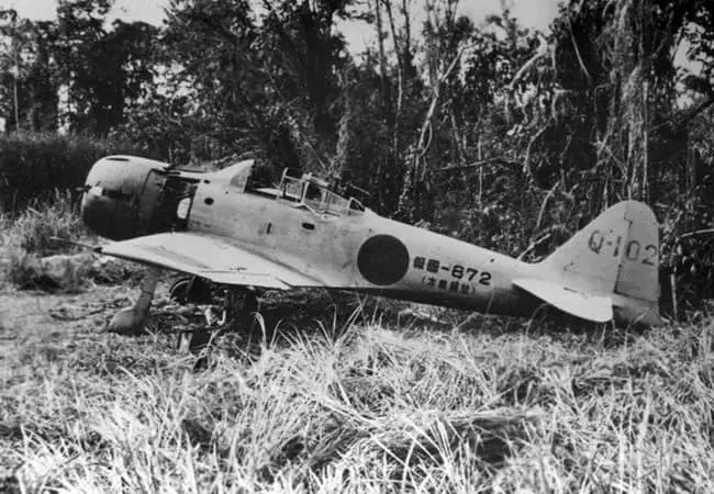طائرة يابانية عسكرية مهجورة، ربما هبطت اضطراريا بعد حدوث عطل ميكانيكي فيها.