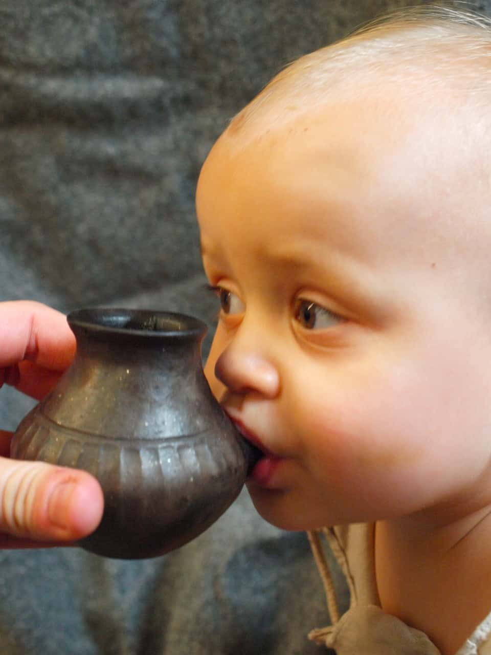 طفل يشرب الحليب من آنية شبيهة بتلك التي عُثر عليها. صورة: Helena Seidl da Fonseca