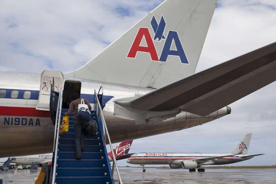 مسافر يصعد على متن طائرة تابعة لشركة American Airlines للخطوط الجوية في الخامس عشر من فبراير سنة 2012.