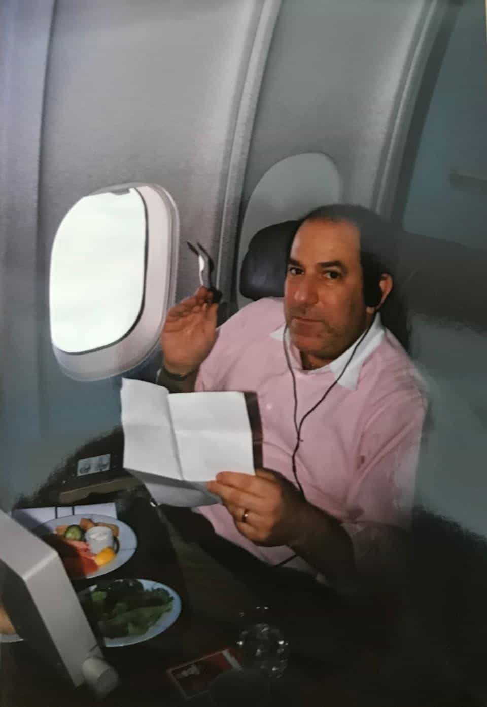 صورة لـ(ستيفن روثشتاين) وهو يتناول وجبته على متن رحلة جوية دولية، حوالي سنة 1996/1997.