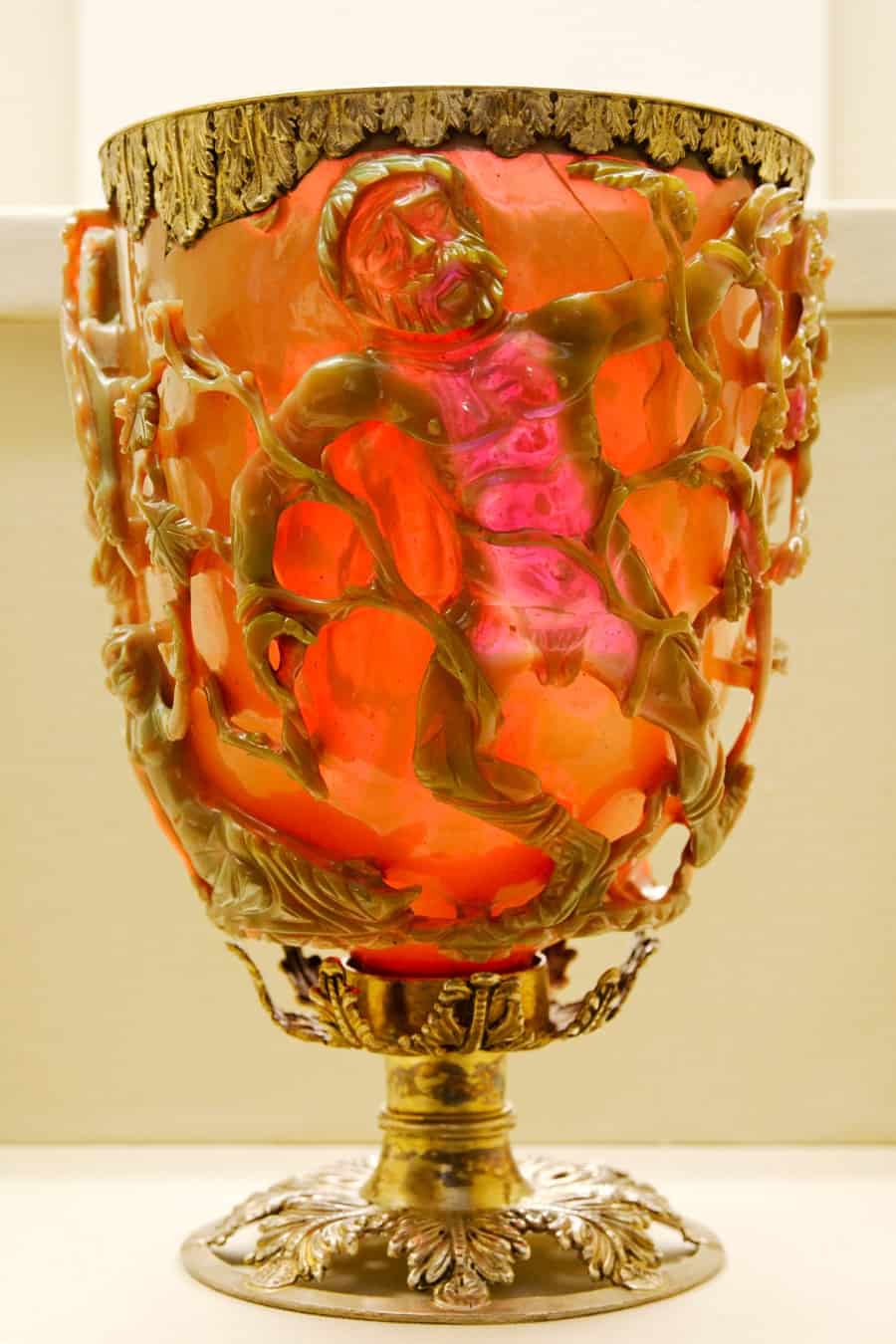 كأس (ليكرجوس) في زجاج مزدوج اللون (متغير اللون)، يشع الكأس هنا باللون الأحمر لأن الضوء يسطع على سطحه من الخلف.