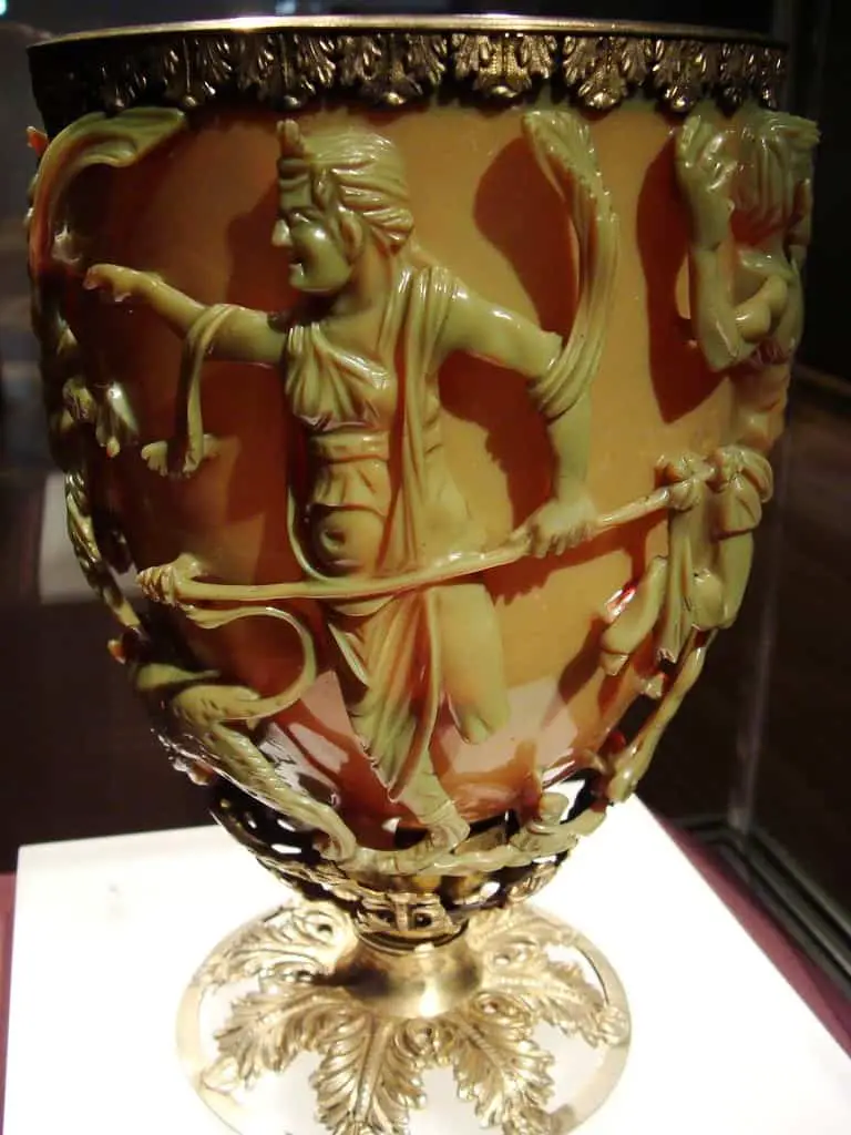 الإله (ديونيسوس) على كأس (ليكرجوس)-- المتحف البريطاني.