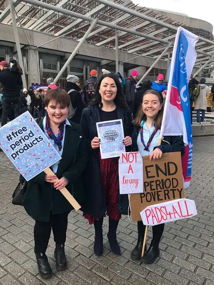 (مونيكا لينون) برفقة ابنتها للاحتفال بتمرير مشروع قانون منتجات الدورة الشهرية في مرحلته الأولى، برفقة بعض الداعمات من النساء الإسكتلنديات.