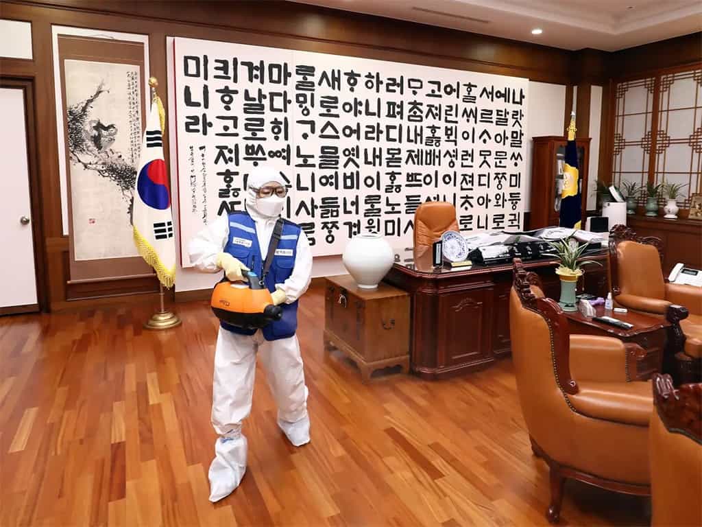 عمال نظافة يقومون بتطهير مقر المجلس الوطني في سيول، كوريا الجنوبية.