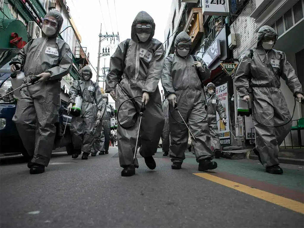 أفراد الجيش في كوريا الجنوبية الذين أُمروا بتعقيم العاصمة سيول مع انتشار فيروس كورونا في الرابع من مارس الجاري.