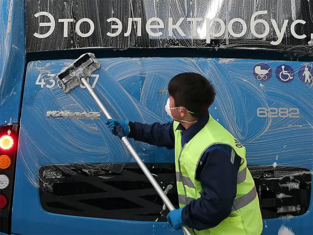موظف يقوم بتعقيم حافلة كهربائية في موسكو في الثالث من مارس 2020.