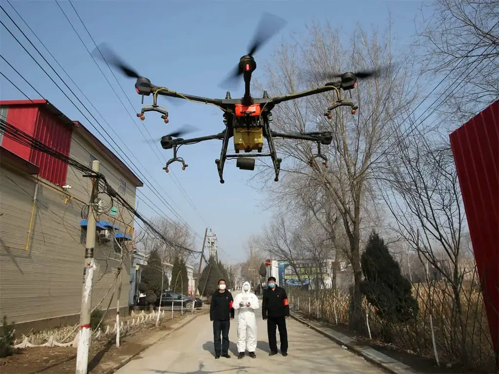 متطوع في بذلة خاصة يتحكم في طائرة مسيرة لرش المطهرات في قرية (زينغوان) في مقاطعة (هيباي) في الصين في 31 يناير الفارط.
