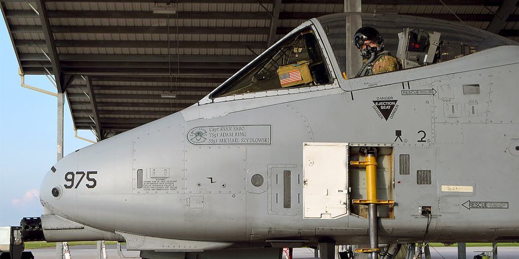 الملازم أول (باتريك ريتزر)، طيار A-10 Thunderbolt II ، يستعد لعملية الطيران في قاعدة الحرس الوطني الجوية سيلفريد ، ميشيغان، 5 تشرين الثاني 2019. صورة: US Air Force/Master Sgt. David Kujawa