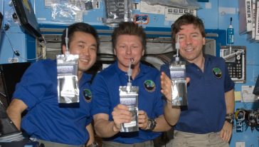 رواد الفضاء يشربون بولهم المعالج كماء نقي