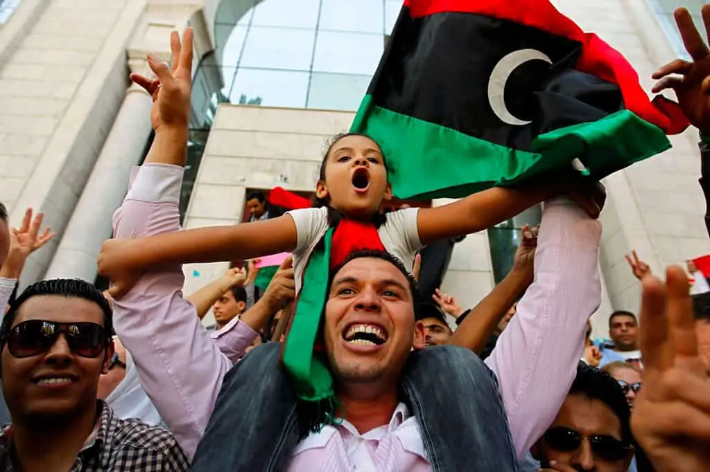 لاجئون ليبيون في تونس يحتفلون بعد سماعهم أنباء عن مقتل الزعيم الليبي معمر القذافي في سرت خارج سفارتهم في تونس في 20 أكتوبر 2011. صورة: Zohra Bensemra/Reuters