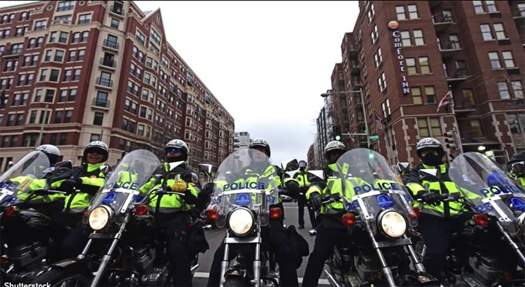 دراجات نارية تابعة لشرطة العاصمة واشنطن وهي تقوم بإفساح الطريق أمام الموكب الرئاسي.