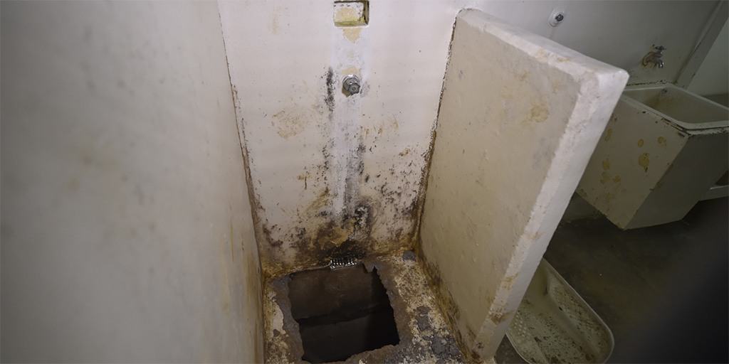 حمام زنزانة (تشابو) بعد فراره.