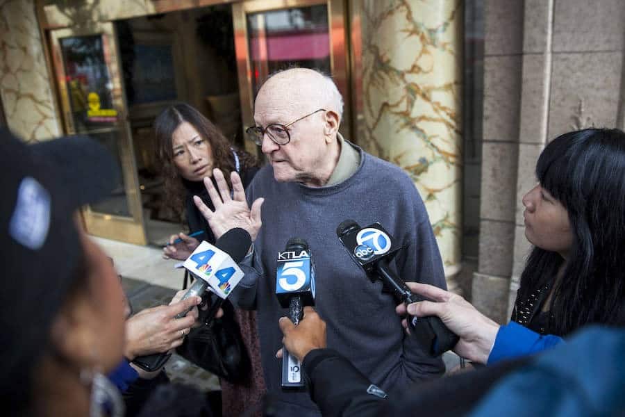 (برنارد دياز) 89 عاماً مقيم في فندق سيسيل لمدة 32 عاماً، يتحدث إلى الصحافة بعد العثور على جثة إليسا لام.