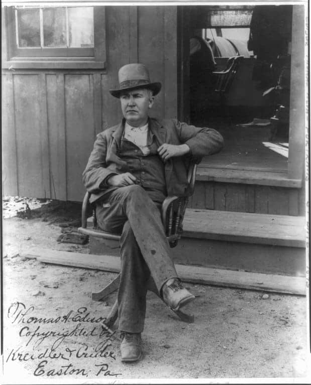 صورة لإديسون وهو جالس على كرسي دوار من اختراع الأمريكي المشهور توماس جيفرسون.