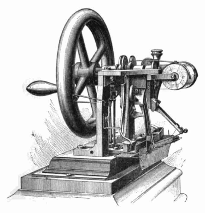 تحتوي ماكينة الخياطة التي اخترعها (إلياس هاو) على العديد من الميزات التي كانت موجودة في الماكينات السابقة التي لم يحصل أصحابها على براءة اختراعها ومن بين هذه الميزات الدرزة المتشابكة.