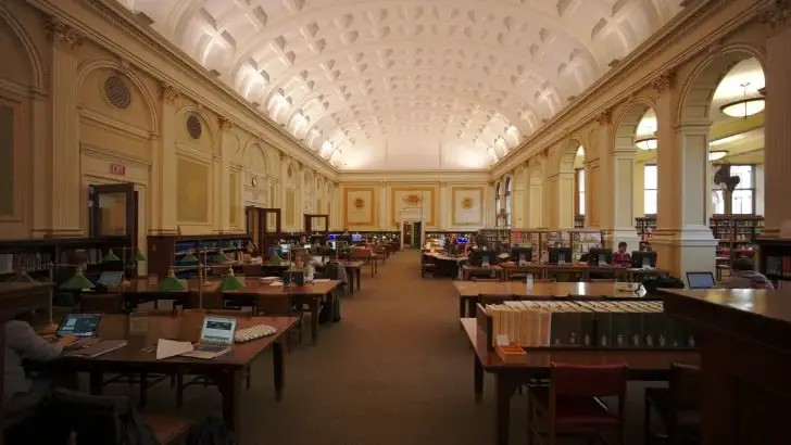 القسم الداخلي لمكتبة كارنيجي في ولاية بيتسبرغ الأمريكية.