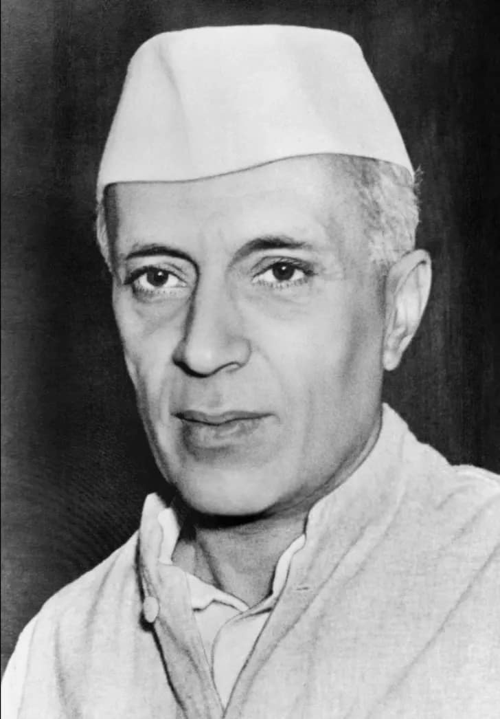 صورة بالأبيض والأسود لـ(جواهر لال نهرو) الذي شغل منصب رئيس وزراء الهند من عام 1947 وحتى عام 1964.