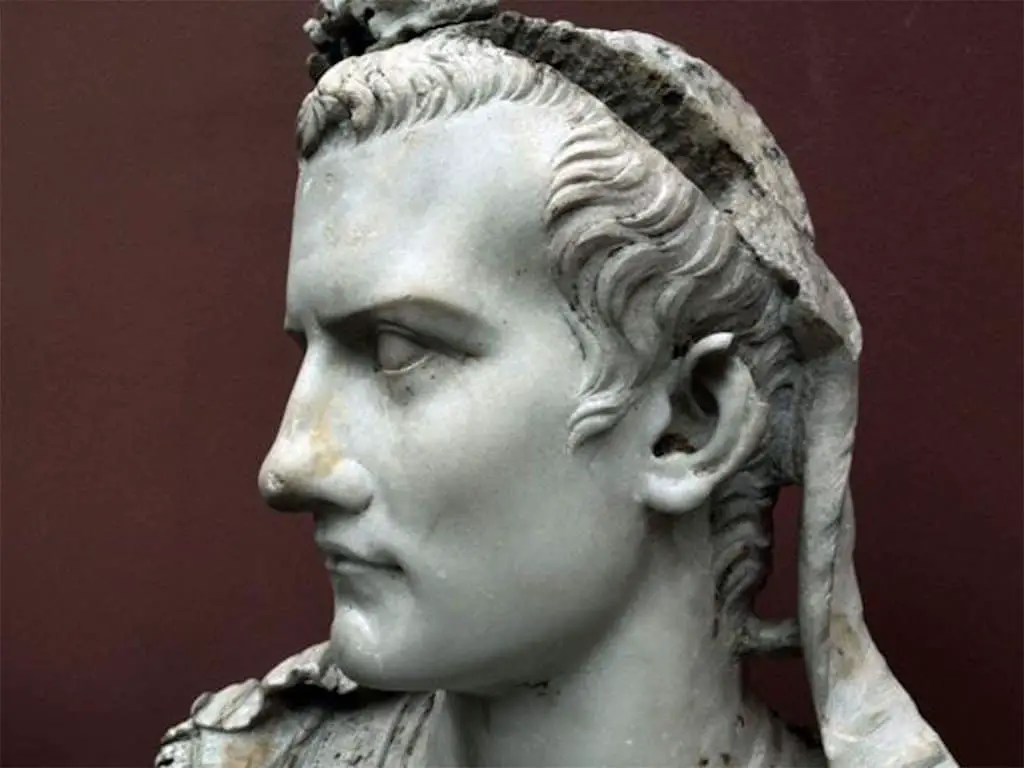 تمثال الإمبراطور الروماني كاليغولا.