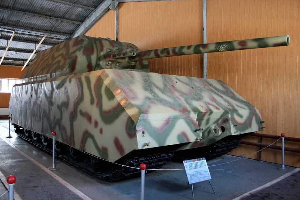 نموذج أولي عن دبابة Panzer VIII Maus معروضة في متحف في روسيا.