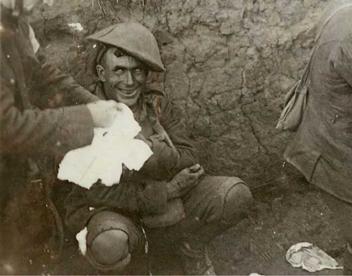 جندي مصاب بصدمة القصف.