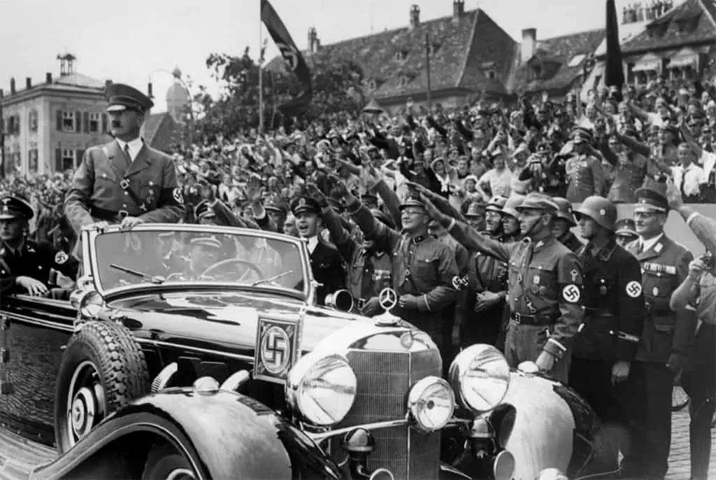 هتلر على متن سيارة Mercedes-Benz 770K