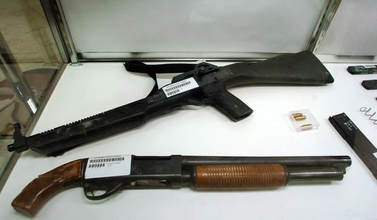 صورة بندقية رش ورشاش هجومي تم استخدامهما في حادثة إطلاق النار في ثانوية (كولومباين). صورة: Mark Leffingwell/Getty Images