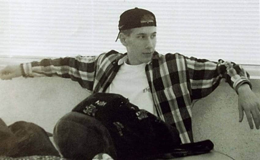 (إيريك هاريس) في صورة الحولية لمدرسة (كولومباين) الثانوية. حوالي سنة 1998.