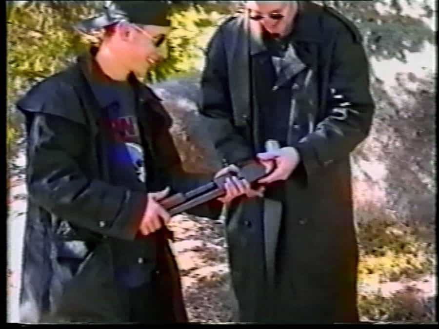 من اليسار إلى اليمين: (إيريك هاريس) و(ديلان كليبولد) يتفحصان بندقية مقطوعة الماسورة، في ميدان رماية تقليدي، قبل وقت قصير من وقوع حادث إطلاق النار. السادس من مارس سنة 1999.