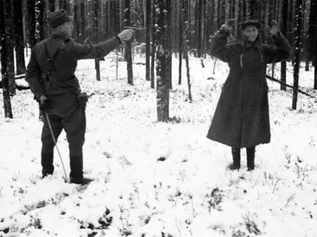 إعدام جاسوس سوفييتي خلال الحرب العالمية الثانية.