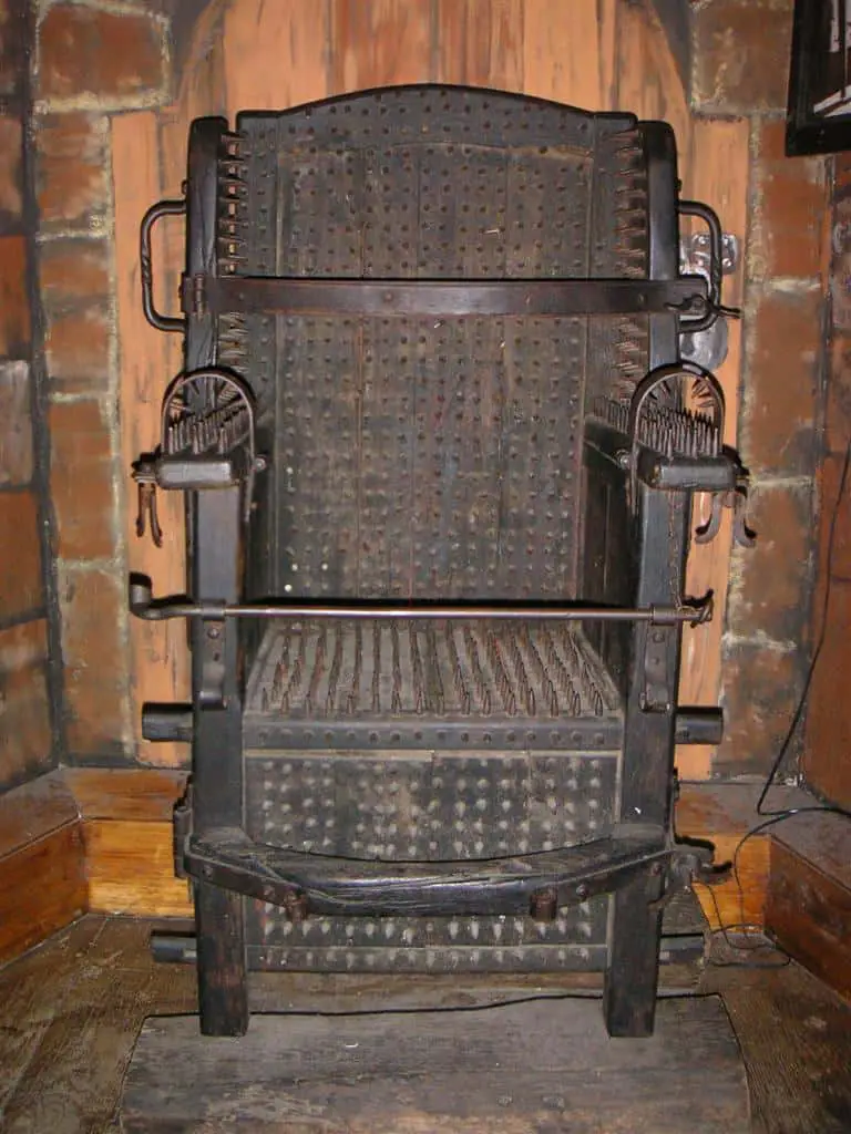 الكرسي الحديدي.