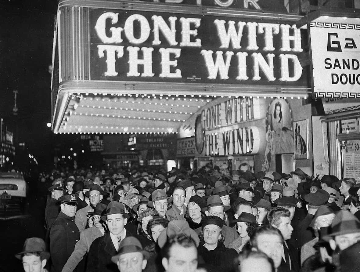 صورة للجمهور الذي شاهد فيلم Gone With the Wind في المسرح.
