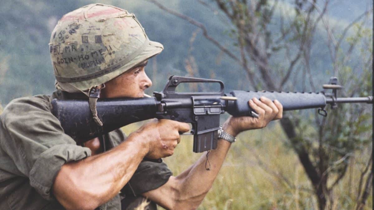 جندي أمريكي يستخدم بندقية M16 خلال حرب فيتنام.
