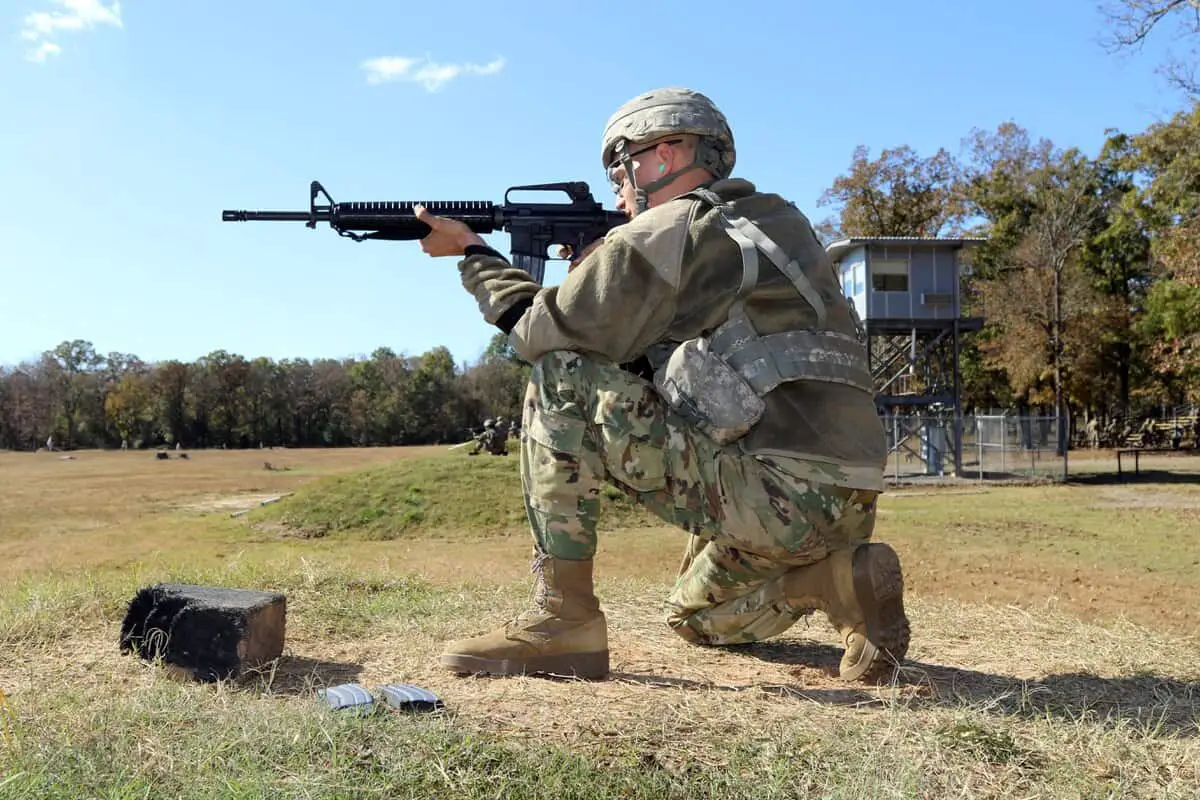 جندي أمريكي يستخدم بندقية M16 اليوم (2020).