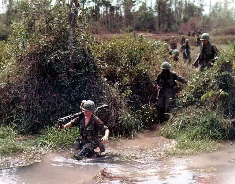 حاول الأمريكيون تمديد موسم الرياح الموسمية خلال حرب الفيتنام لإعاقة عمليات تنقل العدو. الجيش الأمريكي.