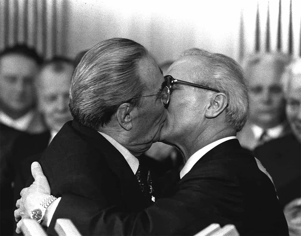 من بين الشعائر السوفييتية الغريبة القبلة الشيوعية الأخوية التي تراها في هذه الصورة.