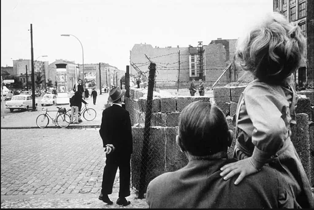 رجل يطل على جدار برلين المشيد حديثا سنة 1961.