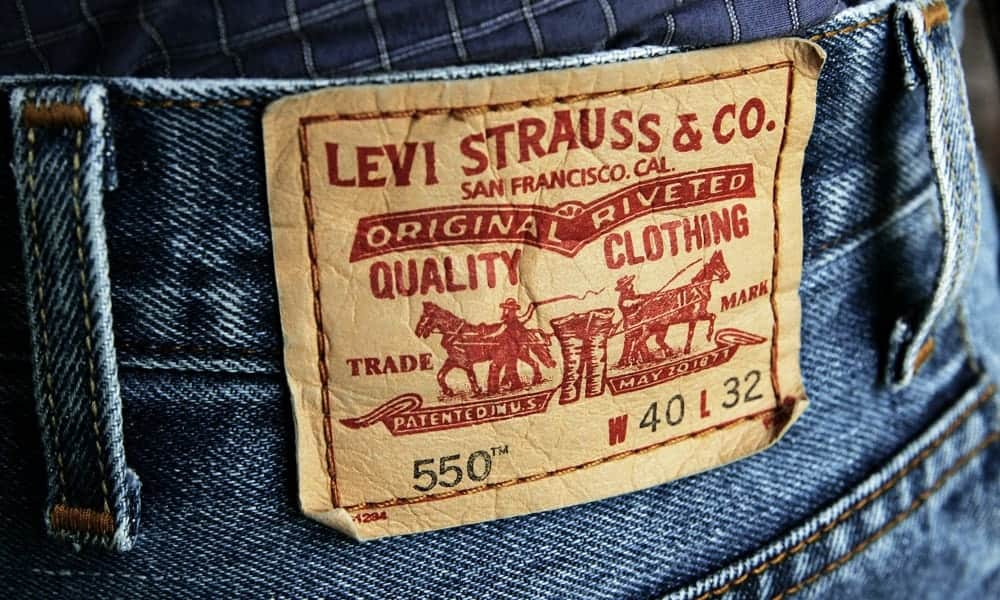 سروال جينز من إنتاج شركة (لوفيس ستراوس).