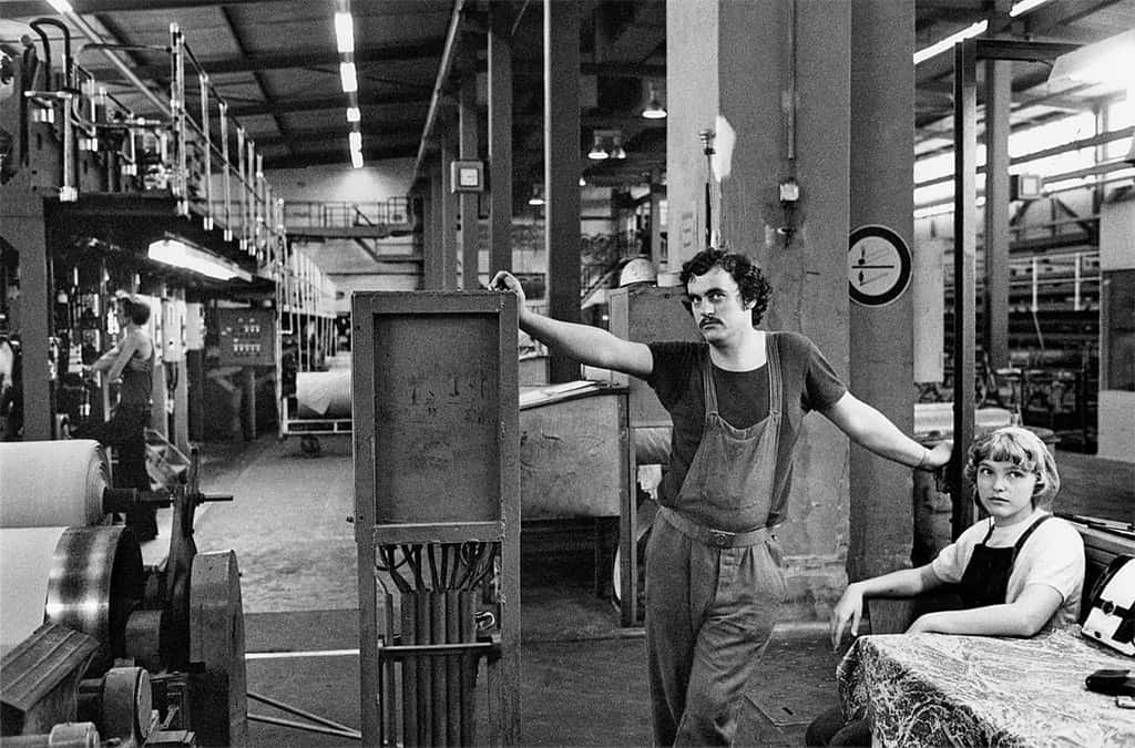 عمال مصنع كيميائي في (أميندورف) سنة 1975.